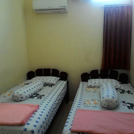 Imam Bonjol Hostel Semarang Bagian luar foto